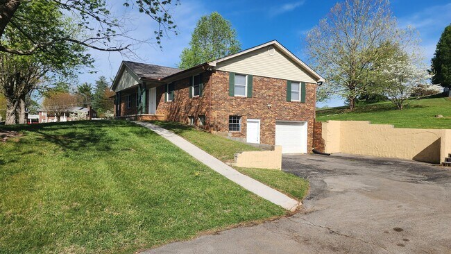 Photo - Large Brick Ranch near Cherokee Lake