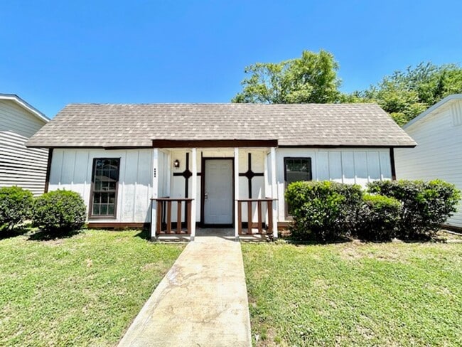 Building Photo - SPACIOUS 3 BEDROOM, 2 BATH HOME FOR RENT – $1,500/MONTH!