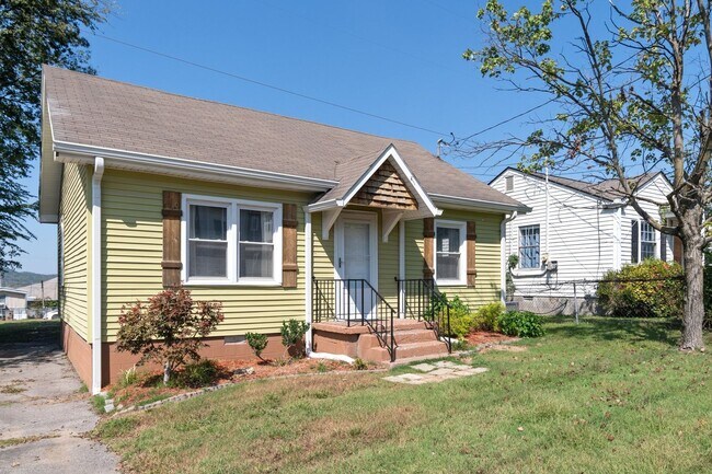Photo - 2 Bed/ 1 Bath Cottage in Charlotte Park, Fenced Yard and Pet Friendly