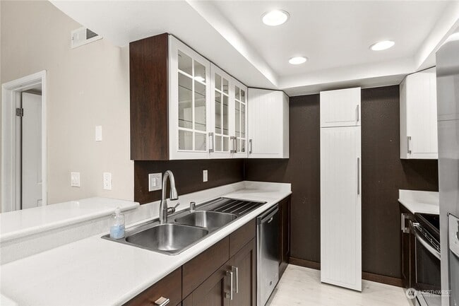 Photo - Great 1bed 1bath Location in Kirkland! Next to Village at Totem Lake Mall Unit 11