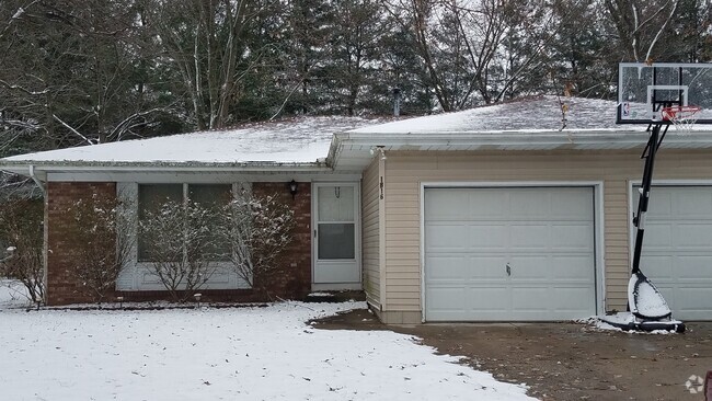 Building Photo - Nice 2 Bedroom ,1 Bath Duplex Just Minutes... Rental