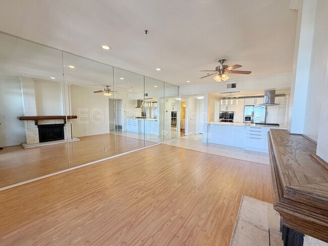 Building Photo - 2559 Plaza del Amo Unit 205
