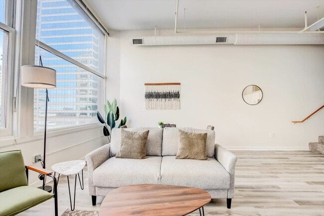 Photo - 125 W Market St Unit ID1014586P