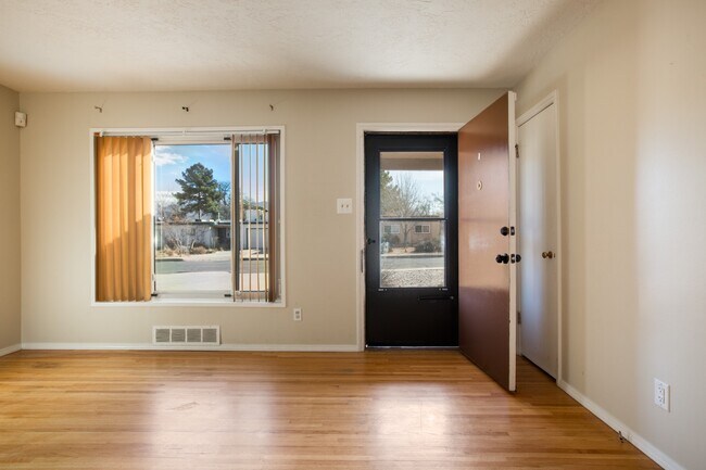 Photo - 813 Manzano St NE