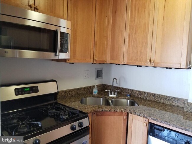 Building Photo - 1111 Arlington Blvd Unit 307