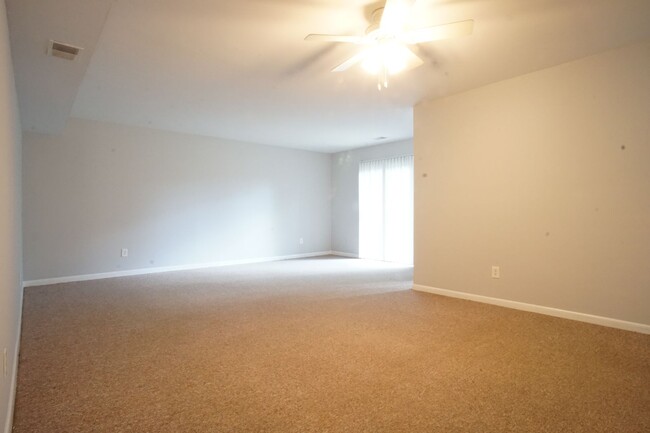 Photo - 3 Bed/2 Bath Townhouse. On Bus Route to Ca...