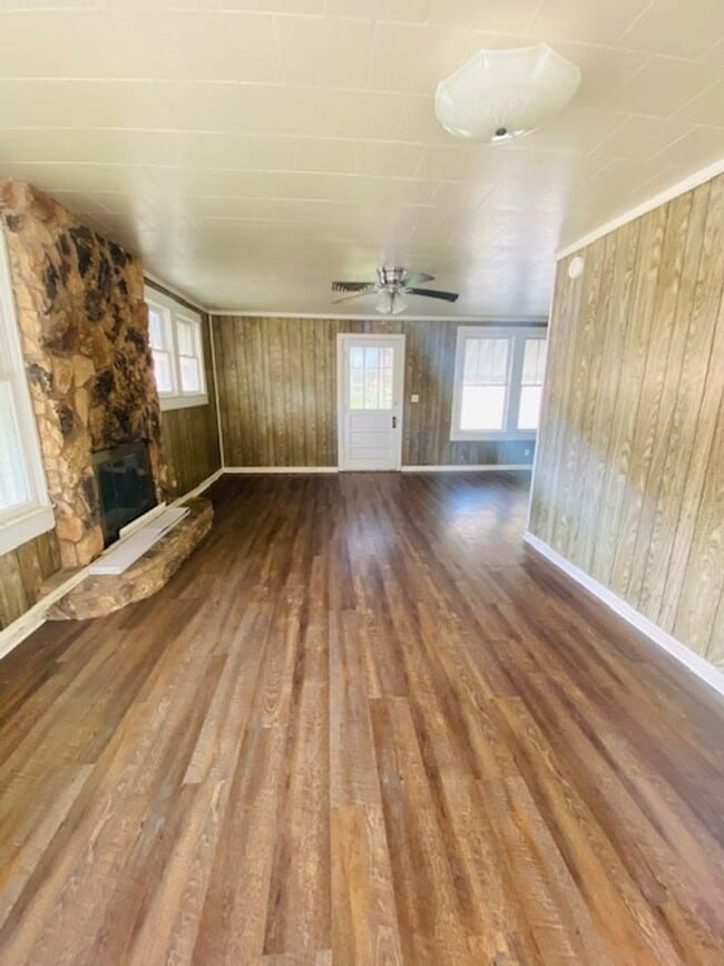 Photo - 107 Barry St