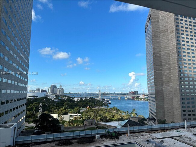 Building Photo - 325 S Biscayne Blvd Unit 1516