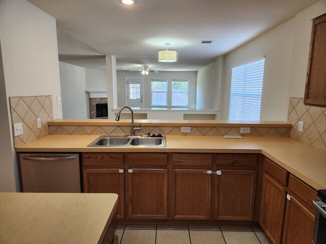 Photo - Huge 5 bedroom, just off 151/ Potranco road!