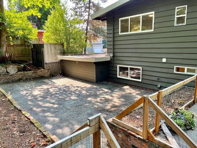 Photo - Charming 4 Bed 2 Bath Tri-level in Eastgate, Bellevue