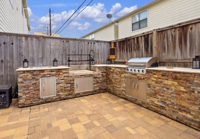 Photo - 548 Westcross St