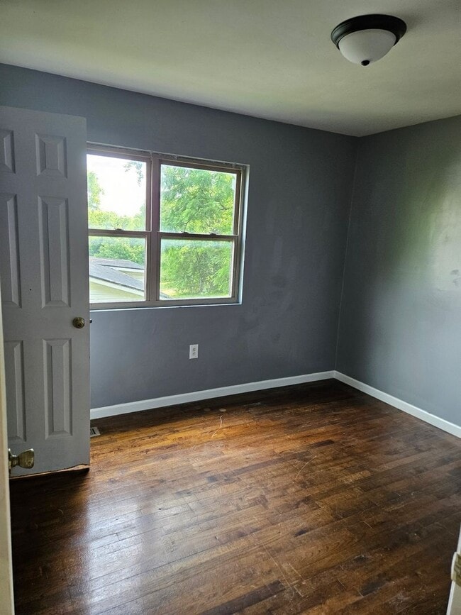 Photo - *Knoxville 37917 - FIVE bedroom, 2 bath newly remodeled home - Call Brad Croisdale (865) 805-9964
