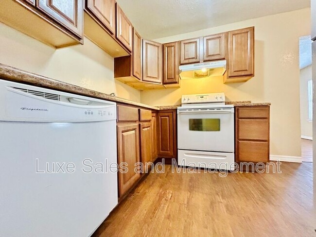 Photo - 421 E Showalter Dr
