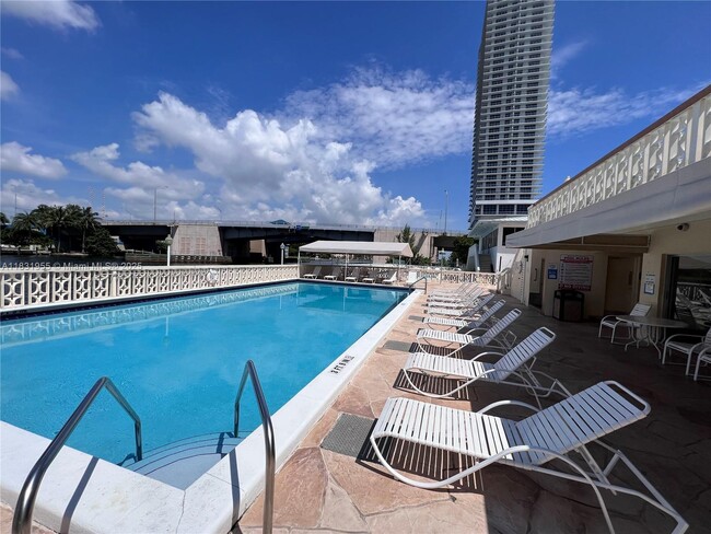 Building Photo - 1817 S Ocean Dr Unit 426 Rental