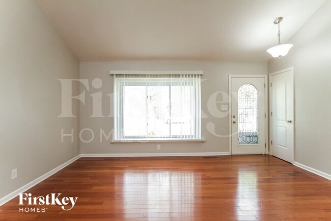 Photo - 303 N Bromley St