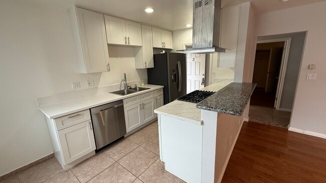 Photo - 913 Marine St Unit Ground Floor Apartment