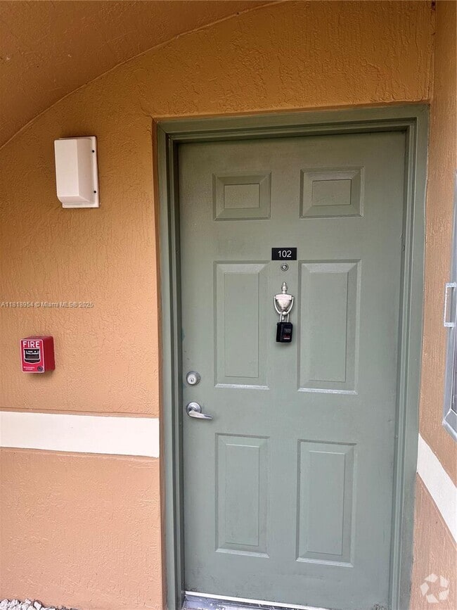 Building Photo - 8050 N Nob Hill Rd Unit 102 Rental