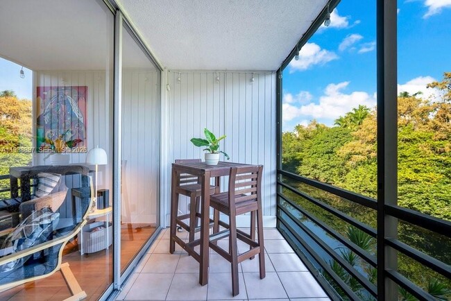 Photo - 105 Royal Pk Dr Unidad 3B