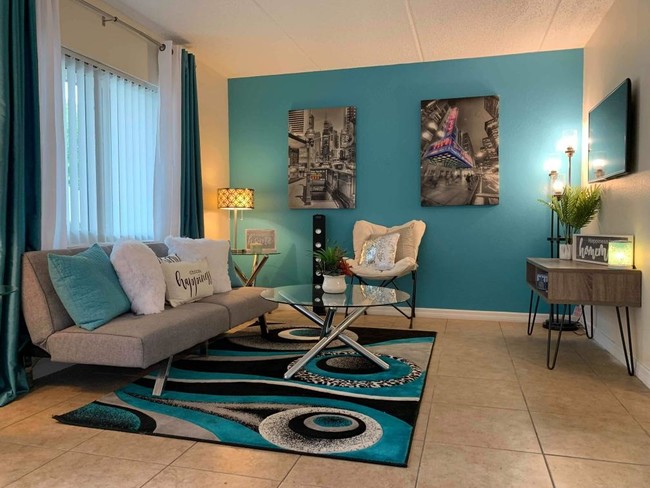 1BR, 1BA - 600 SF - Living - Crescent Lane Rental
