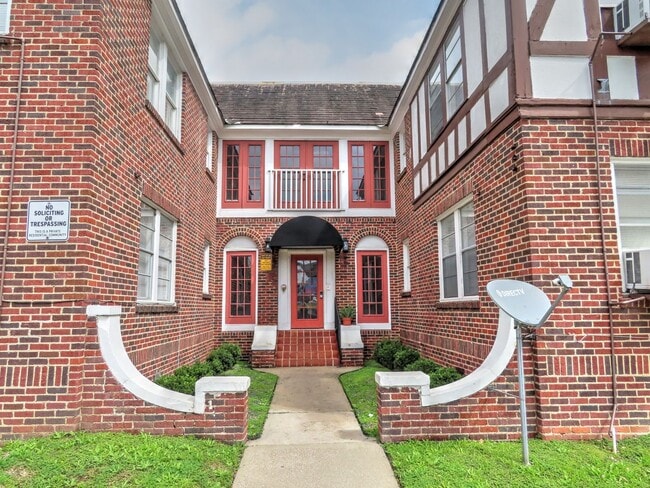 Building Photo - Adorable Upstairs 1/1 w/ Hardwoods in Small 16 Unit F213