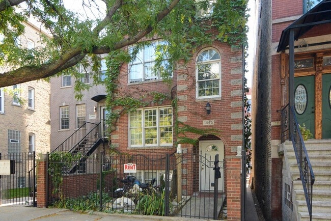 Building Photo - 3121 N Hoyne Ave Unit 2