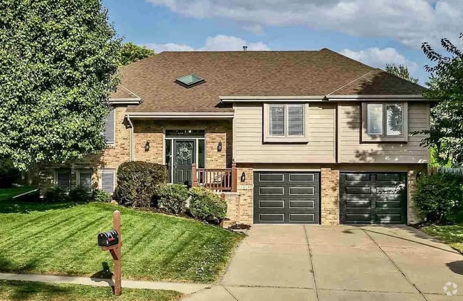 Building Photo - West Omaha Gem!! Rental