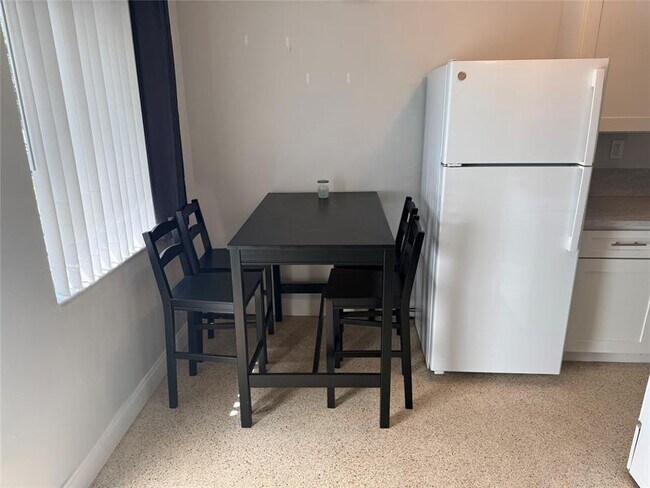 Photo - 2431 NE 18th St Unit 2