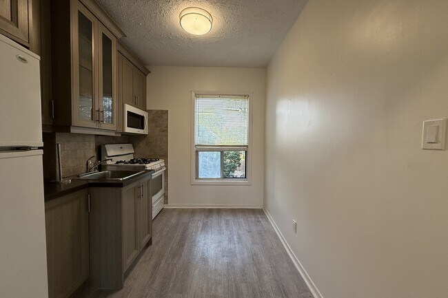 Photo - 3254 Dundas St W