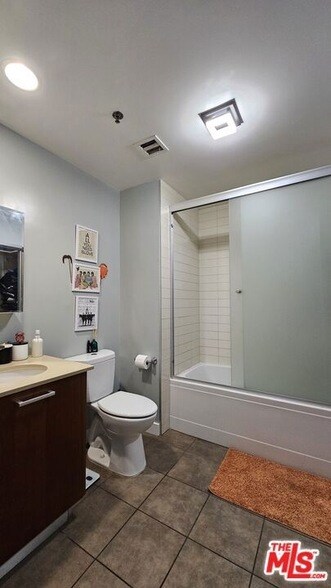 645 W 9th St