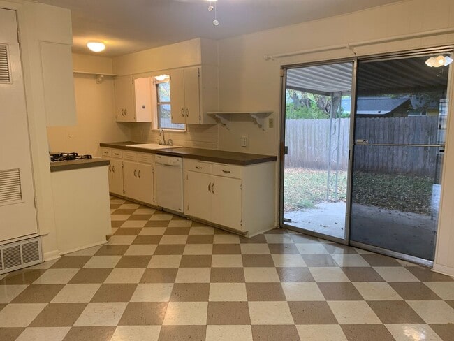 Photo - Lovely 4/2 in Brentwood Neighborhood