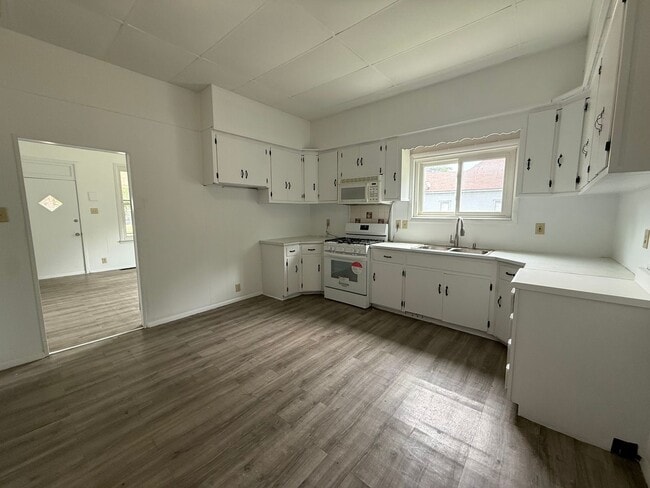 Photo - 1800 W Lee St
