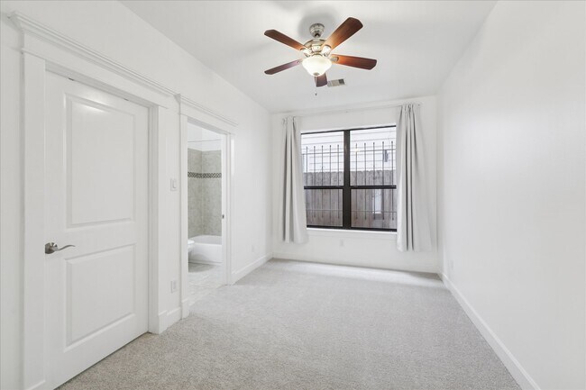 Photo - 830 W 19th St