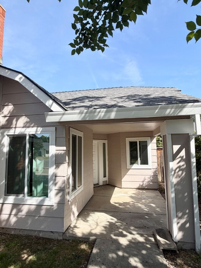 Photo - 3 bed 2 bath home vaulted ceilings close to hwy 80