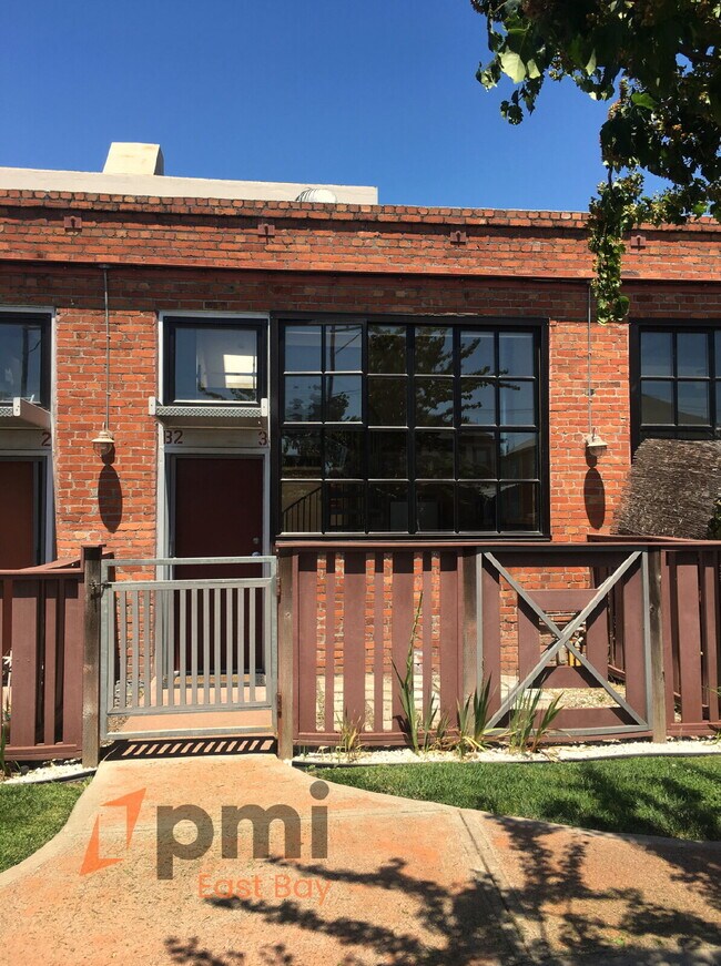 Building Photo - Bright Industrial-Style Loft in a Converte... Unit B2