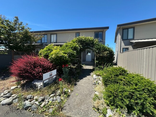 Building Photo - 2 Bed 2 Bath Waterfront Condo in Sandy Point