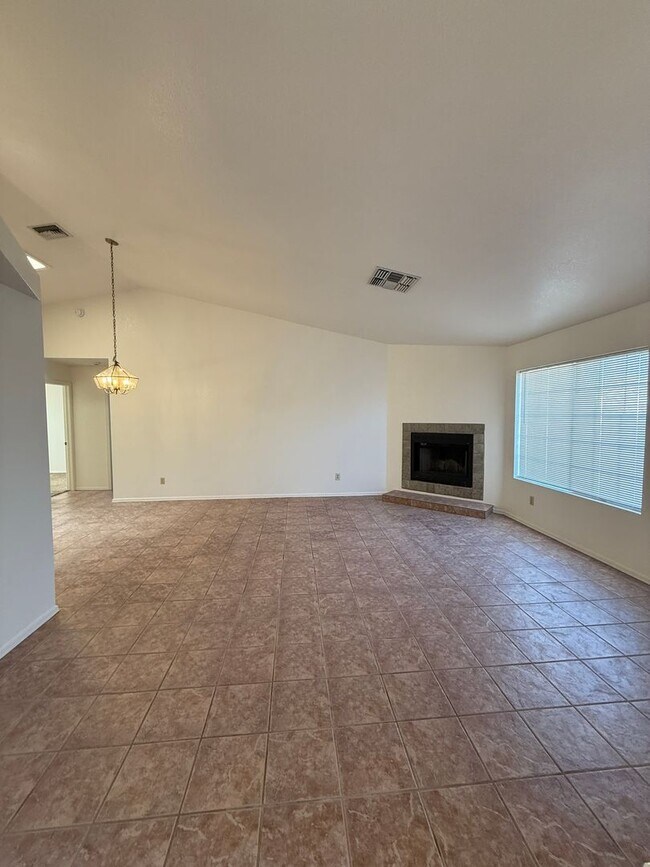 Photo - 3 Bed 2 Bath home in the highly desirable Northwest Tucson area. New paint and Carpet!