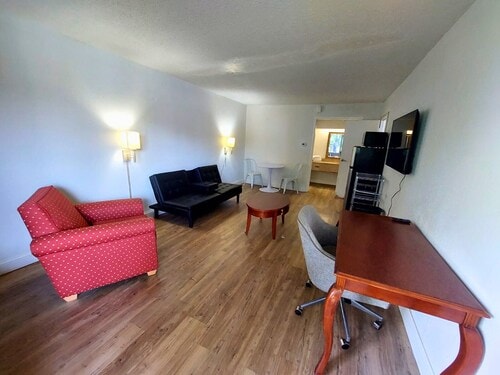 Photo - 4645 N Socrum Loop Rd Unidad King Jacuzzi Suite