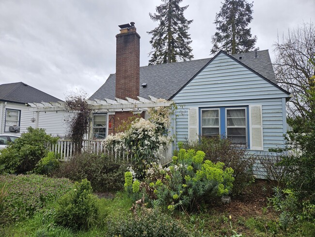 Building Photo - 611 W 32nd St