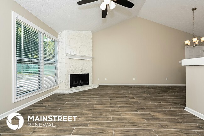 Photo - 402 Hawthorne Cir