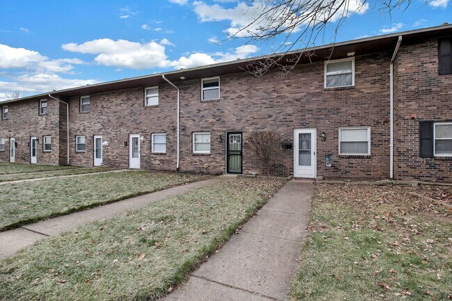 Photo - 1226 Woodbrook Cir W