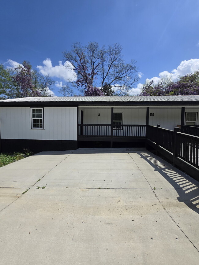 Building Photo - Oversized ONE Bedroom *HALF OFF YOUR FIRST... Unit A Rental
