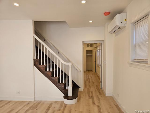 Photo - 159-09 Laburnum Ave