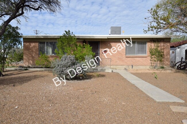 Building Photo - Massive 2 Bed 2 Bath Corner Lot Duplex w/ 1 Car Garage – Near UA & Downtown