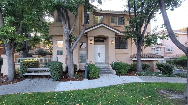 Building Photo - Rarely Available " Dont miss out" 3br3ba+ office