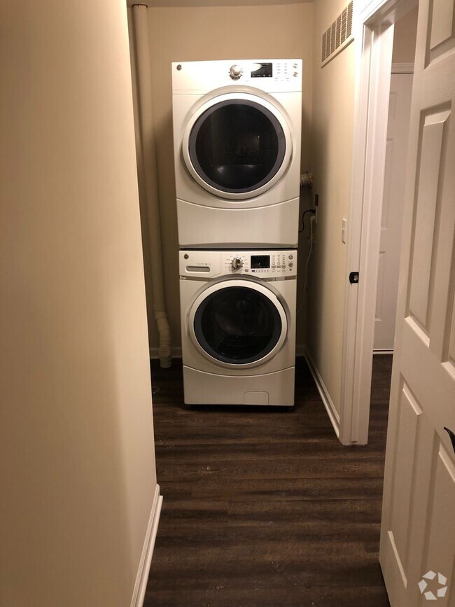 Building Photo - The Madison End Unit 8264 Yorkshire Drive Rental