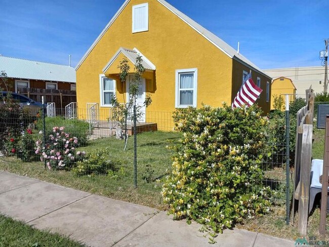 Building Photo - Spacious 2 bedroom 1 bath with a shop
