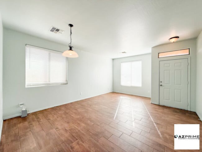 Photo - Bright &amp; Airy 4/2 Phoenix House!