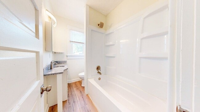 Photo - 6 BEDROOMS + 3 BATHROOMS Available August ...