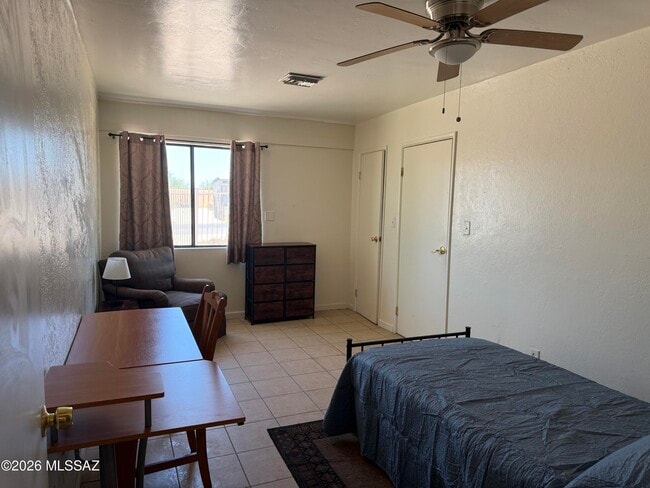 Photo - 725 W 40th St