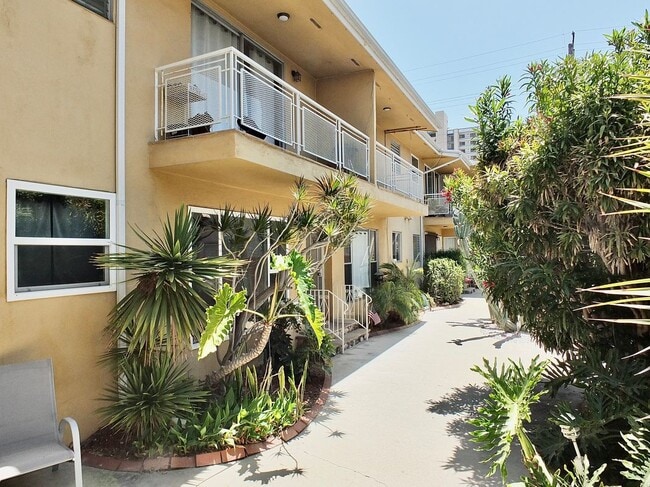 1724 E 1st St Unit 3